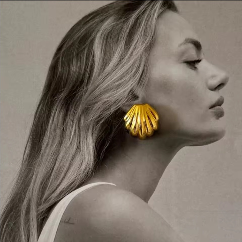✨New 18k gold plated Shell Stud Earrings – waterproof ✨